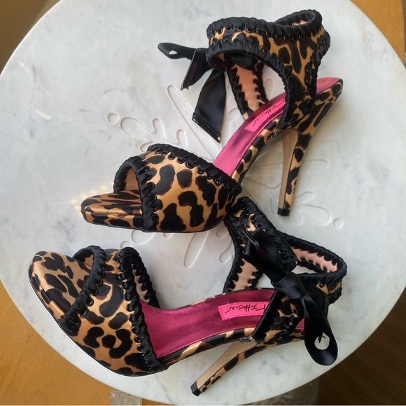 Betsey johnson leopard heels discount